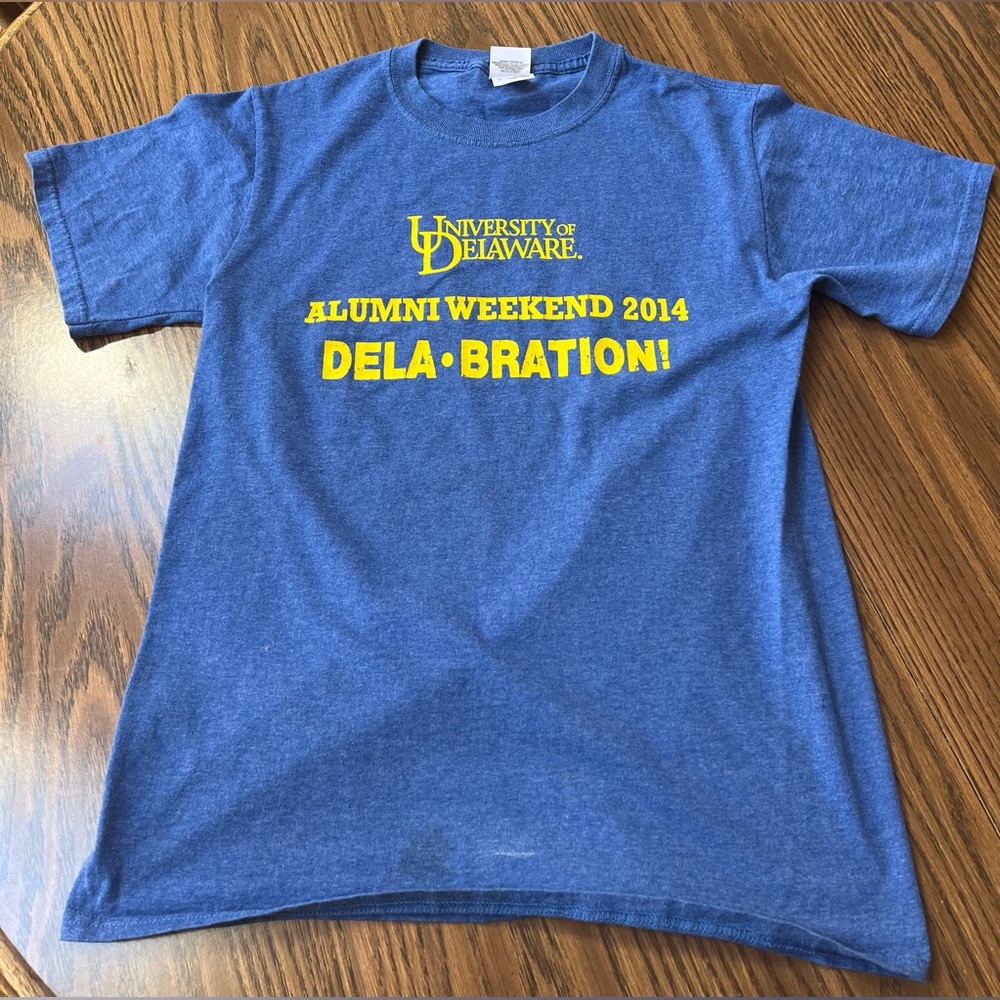 Ladies University of Delaware 2014 Alumni Tshirt Size Small Color Blue Preloved